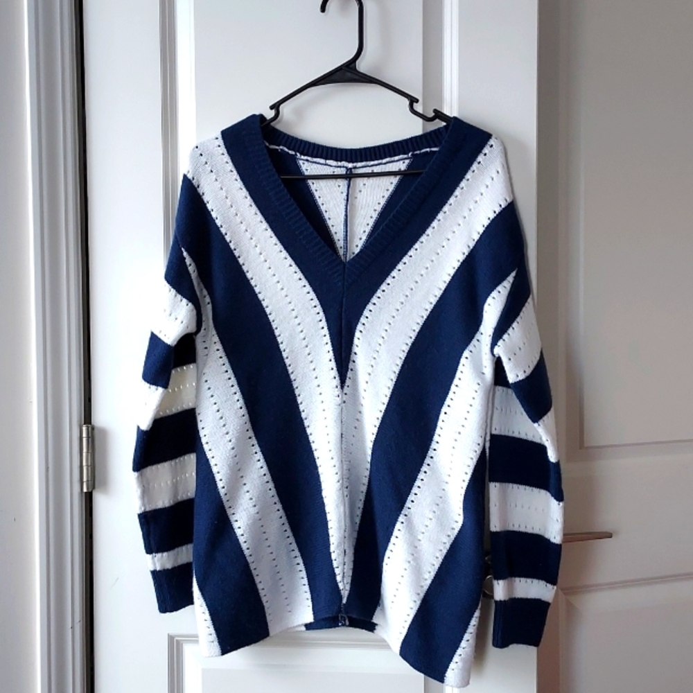 Unbranded v neck long sleeve blue white sweater